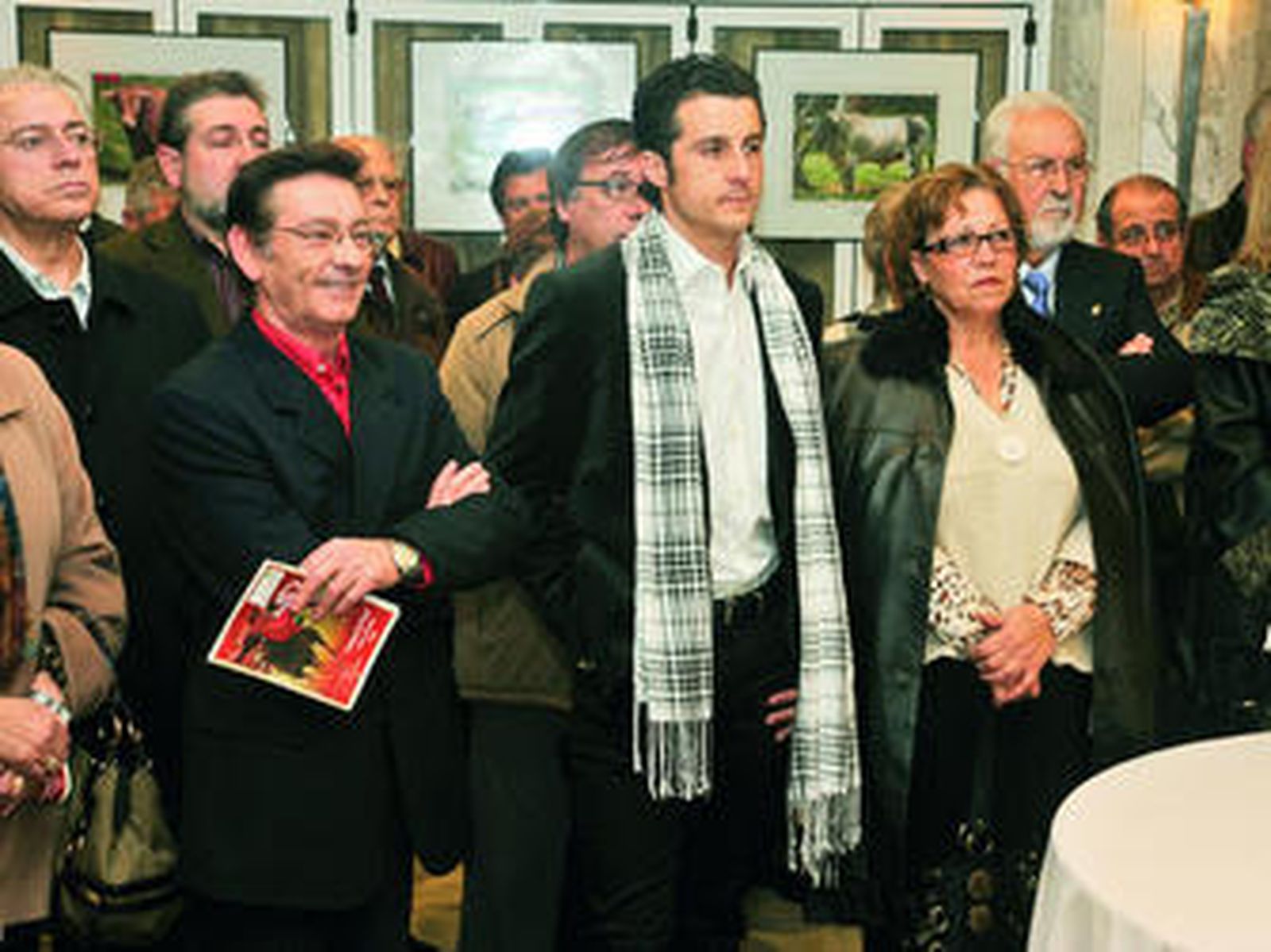 Familiares, amigos y aficionados al toreo en la capital almeriense se dieron cita en el emotivo acto del Gran Hotel Almería.