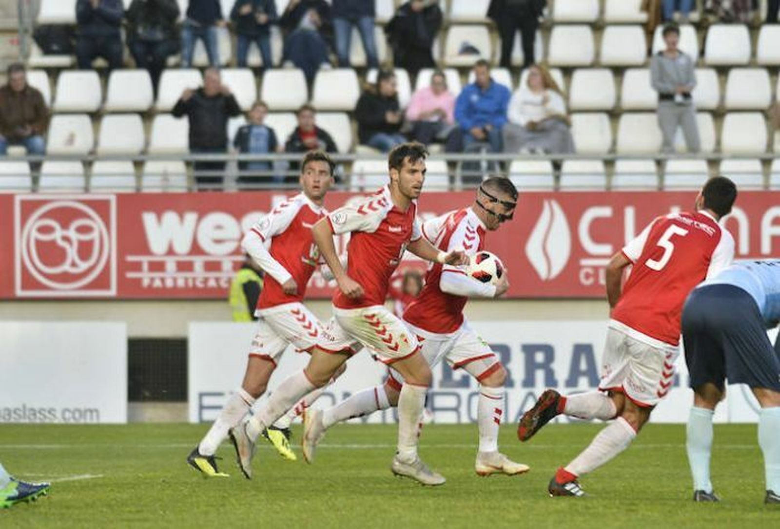 Víctor Curto rescata la pelota de la portería tras empatar un partido