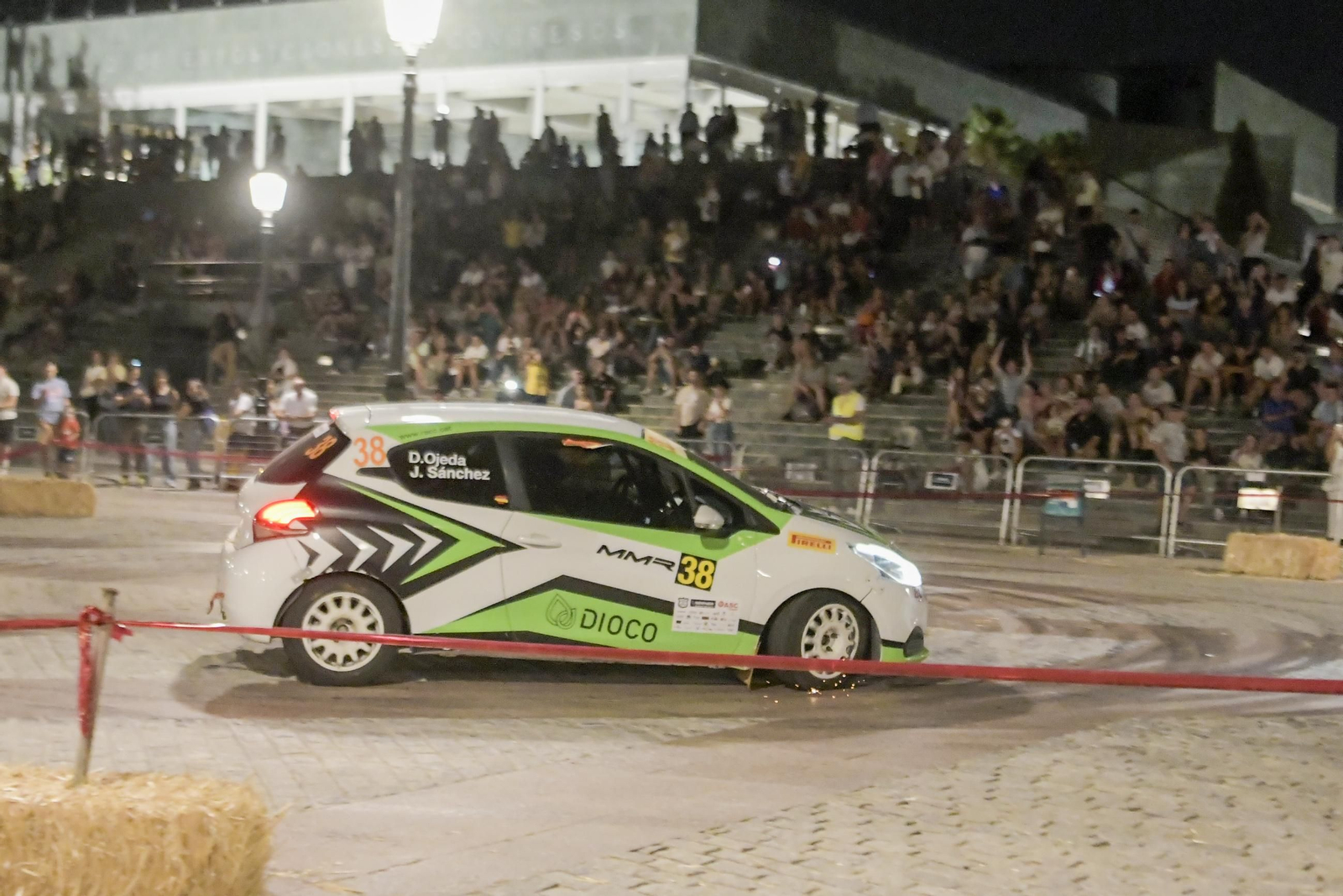 Ruedas 'quemadas' y mucho asfalto en la exhibición del Rally Ciudad de Granada: las imágenes