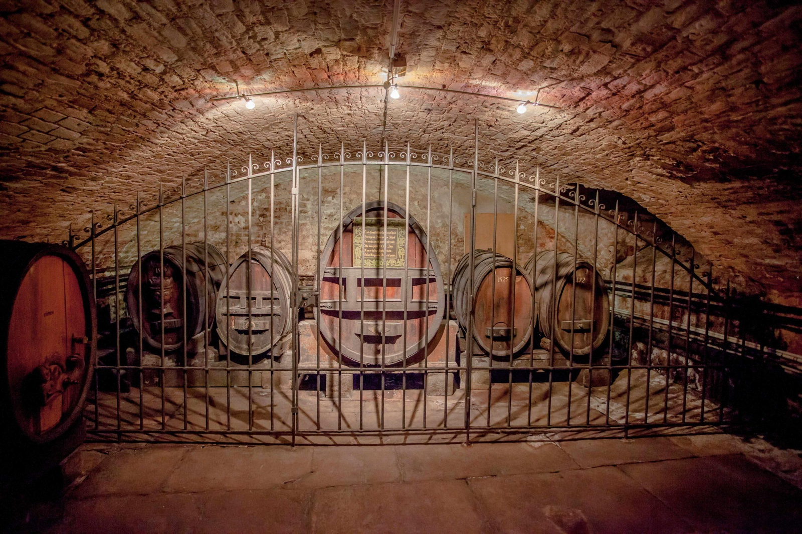 Barriles de roble en la Bodega Histórica del Hospital de Estrasburgo.