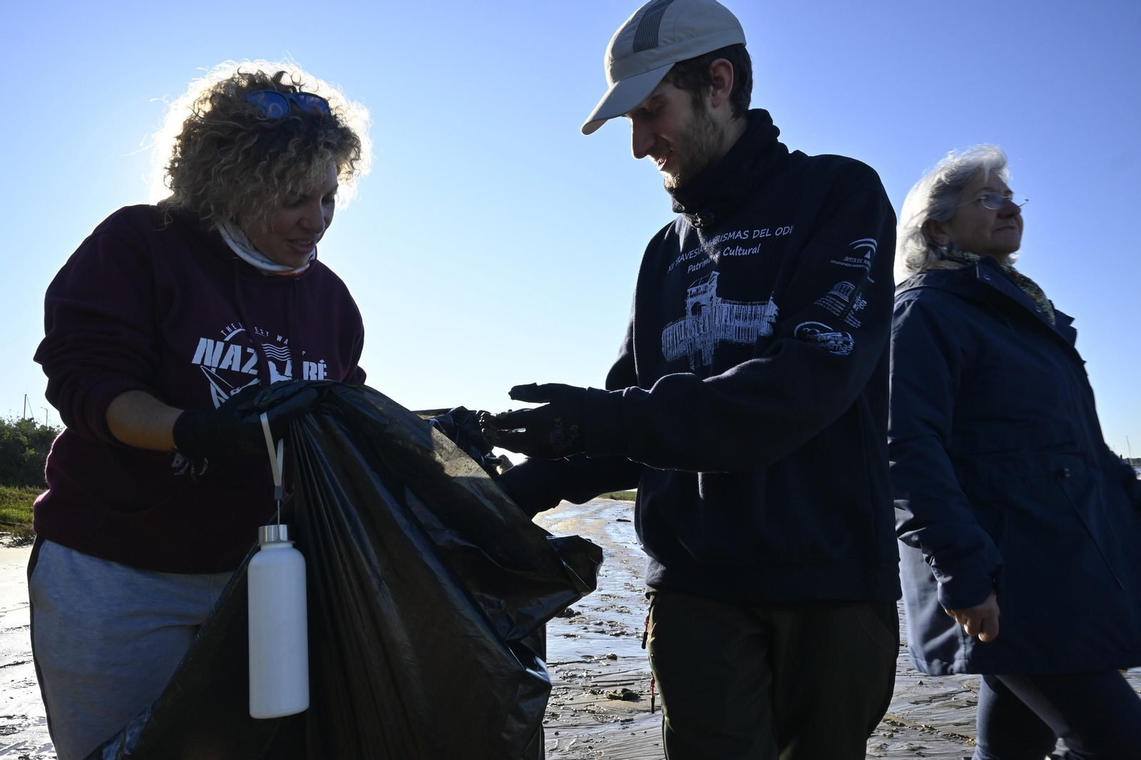Plantación de la especie autóctona Espartina Marítima en imágenes