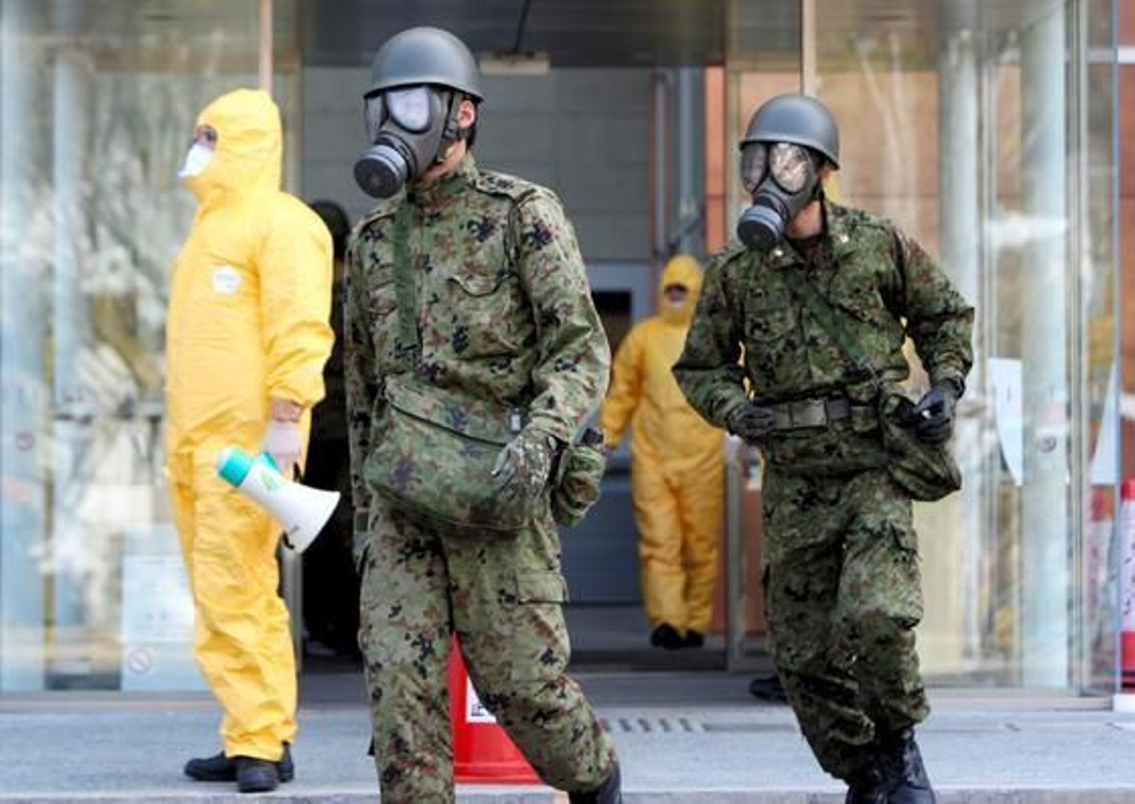 Efectivos de bomberos se protegen con máscaras por temor a contaminarse, tras la explosión de la central.