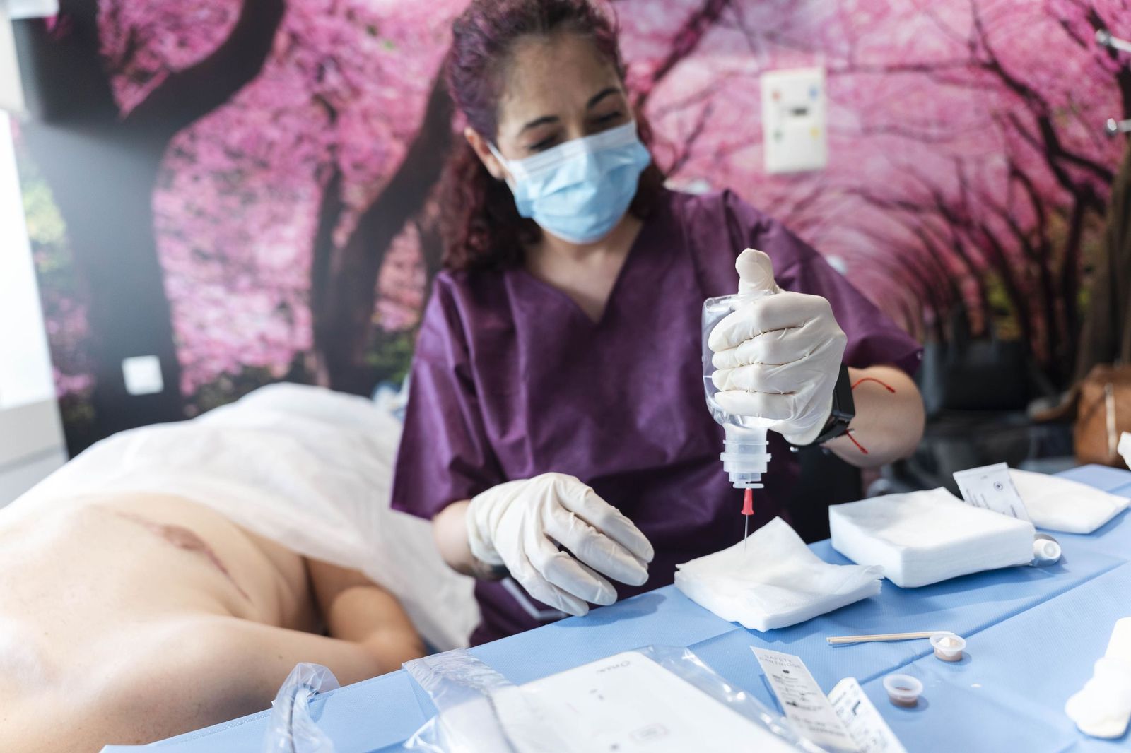 Un tratamiento de micropigmentación por mastectomía en un hombre, en imágenes