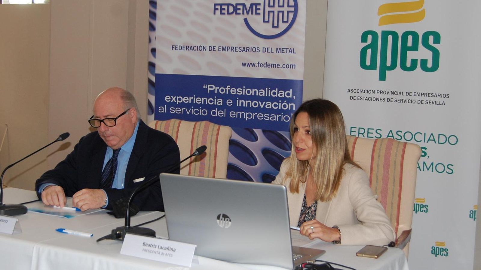 La presidenta de APES Sevilla, Beatriz Lacañina Pedrosa, interviene en las jornadas junto al presidente de FEDEME, Francisco Javier Moreno Muruve.