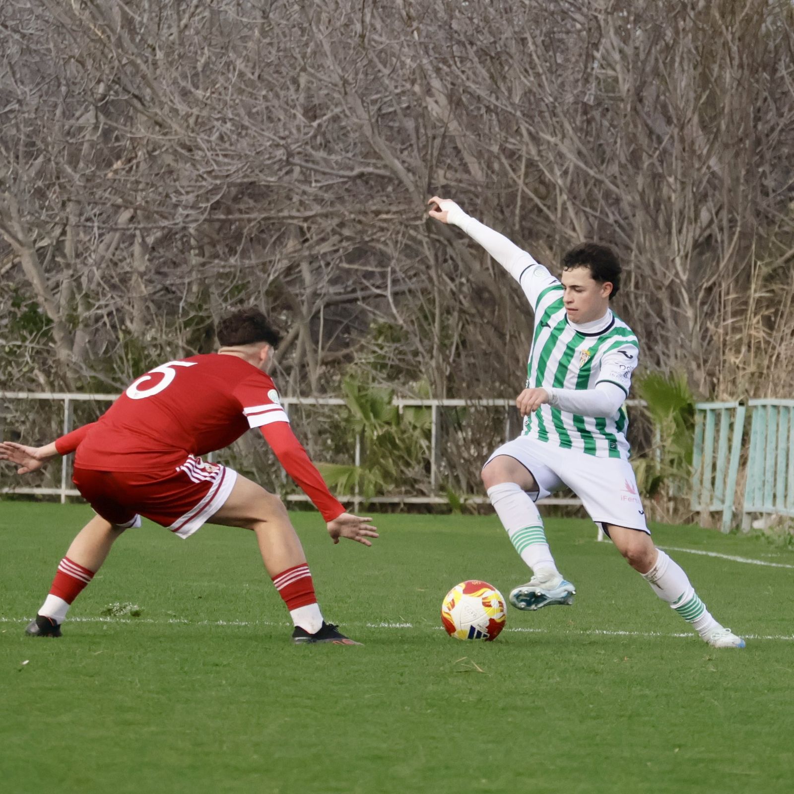 Viti (Córdoba B) es presionado por Antonio Soriano (Sevilla C).