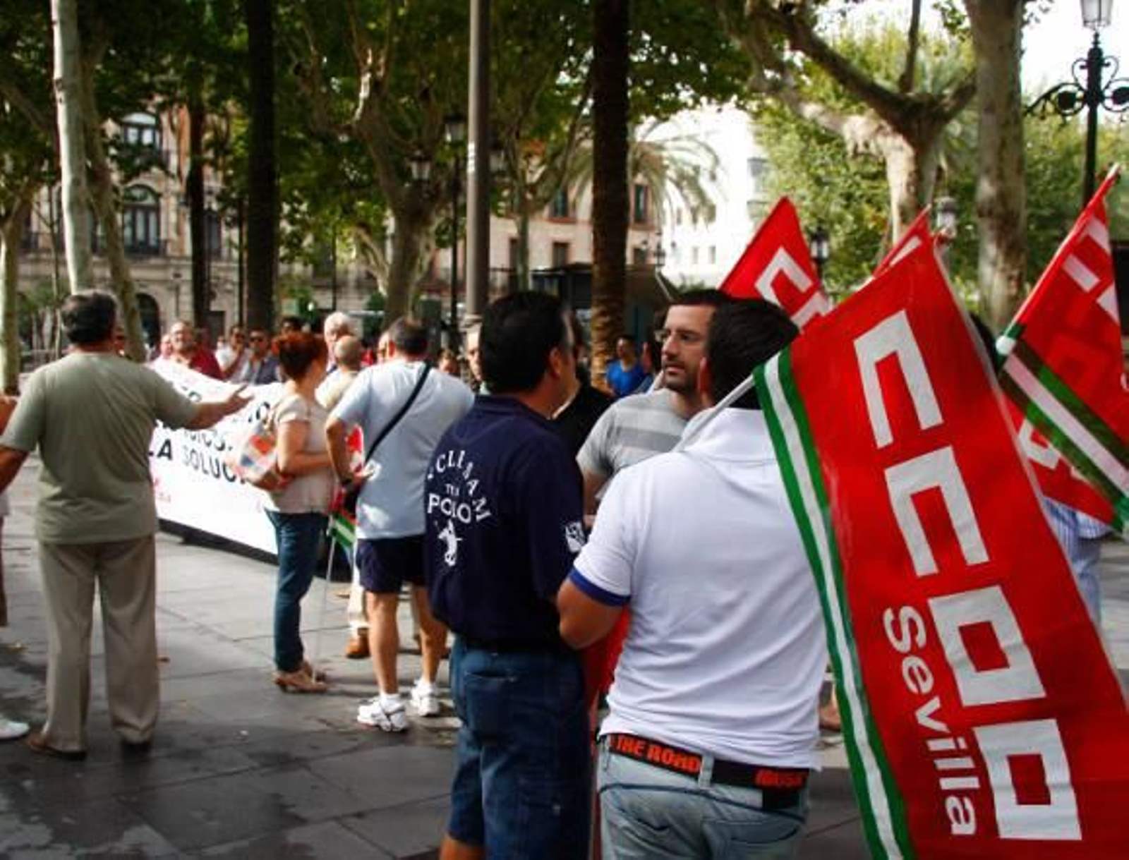 Los trabajadores de Mercasevilla protestan de nuevo ante el Ayuntamiento