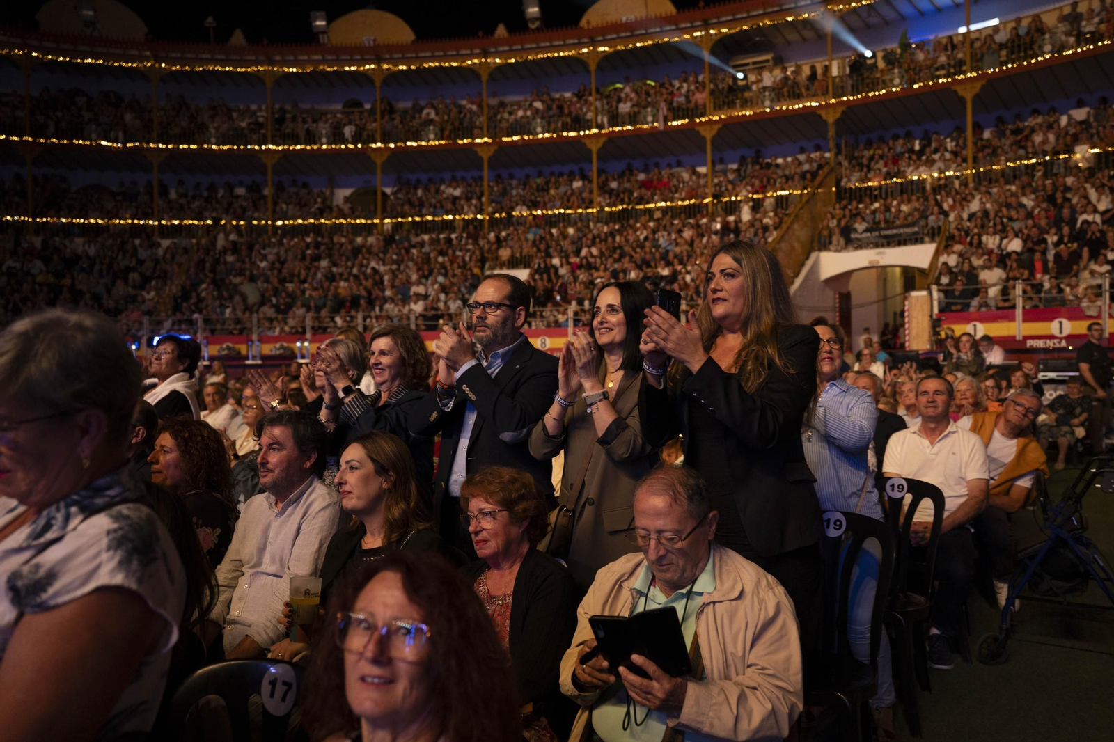 Las mejores imágenes del concierto de Raphael en la plaza de toros de Almería