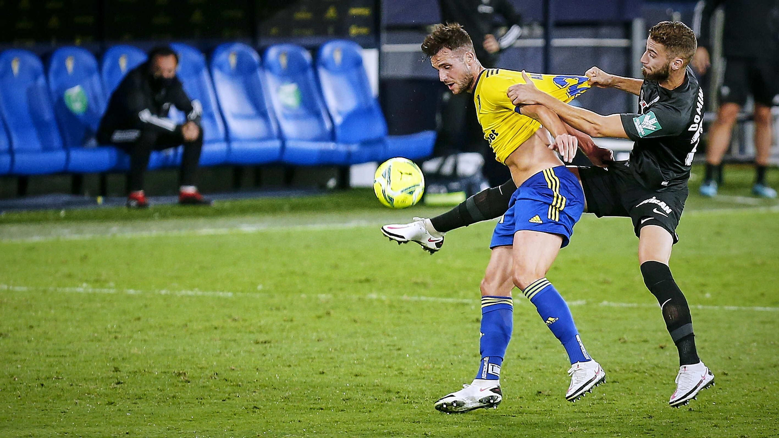 Álvaro Giménez protege el balón en el partido contra el Granada en casa.