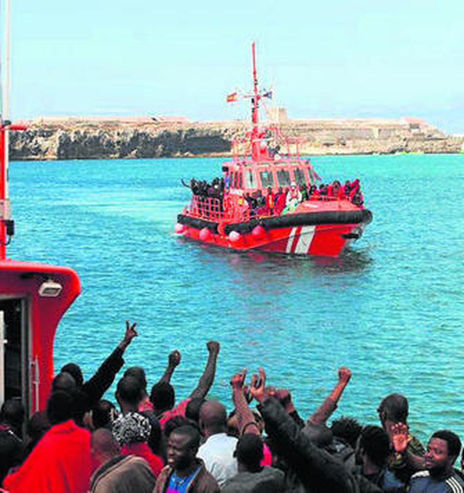 Los inmigrantes rescatados son atendidos por Cruz Roja en el puerto de Tarifa, ayer.