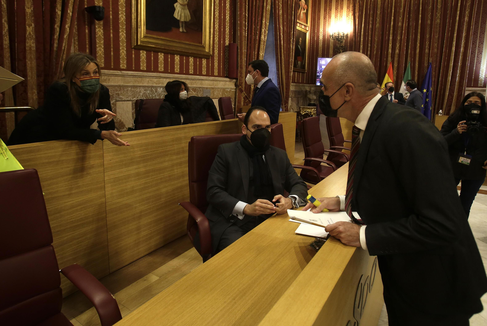 Antonio Muñoz conversa con Cristina Peláez (Vox) ante la mirada de Juan Belmonte (PP) antes de comenzar el Pleno.
