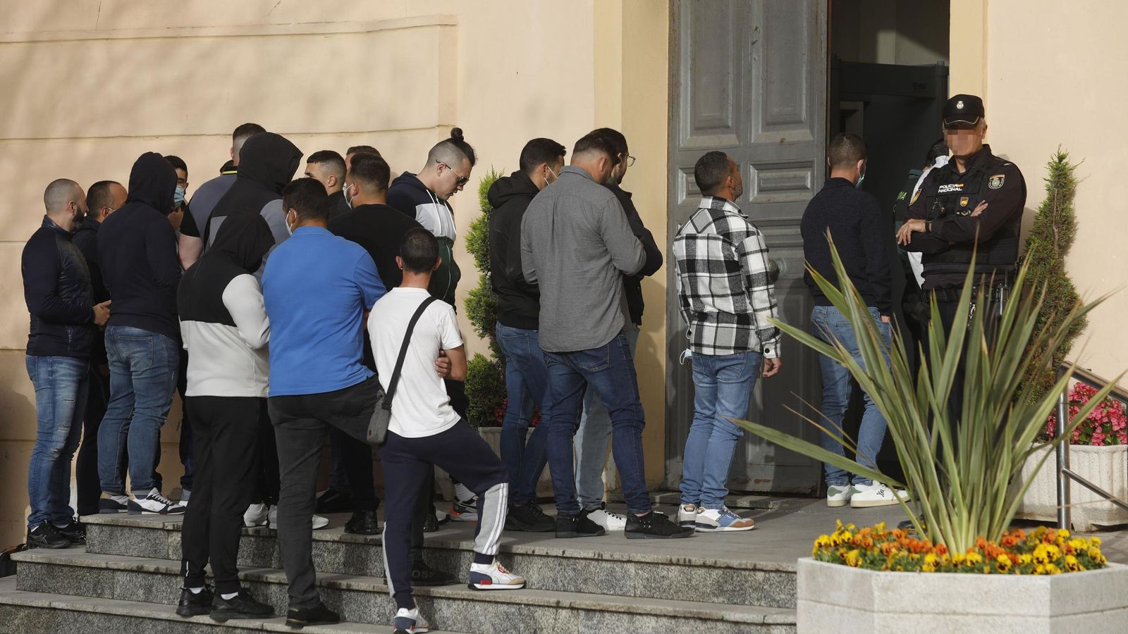 La entrada de parte de los acusados a una de las sesiones del macrojuicio contra la red de Los Castaña, en 2023.