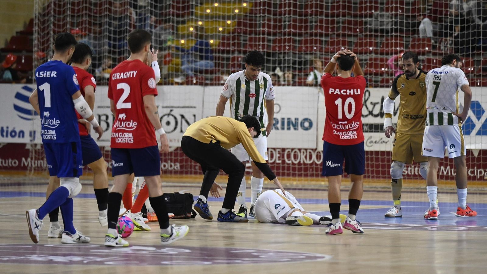 Los servicios médicos del Córdoba Futsal atienden a Nacho Gómez tras su lesión.