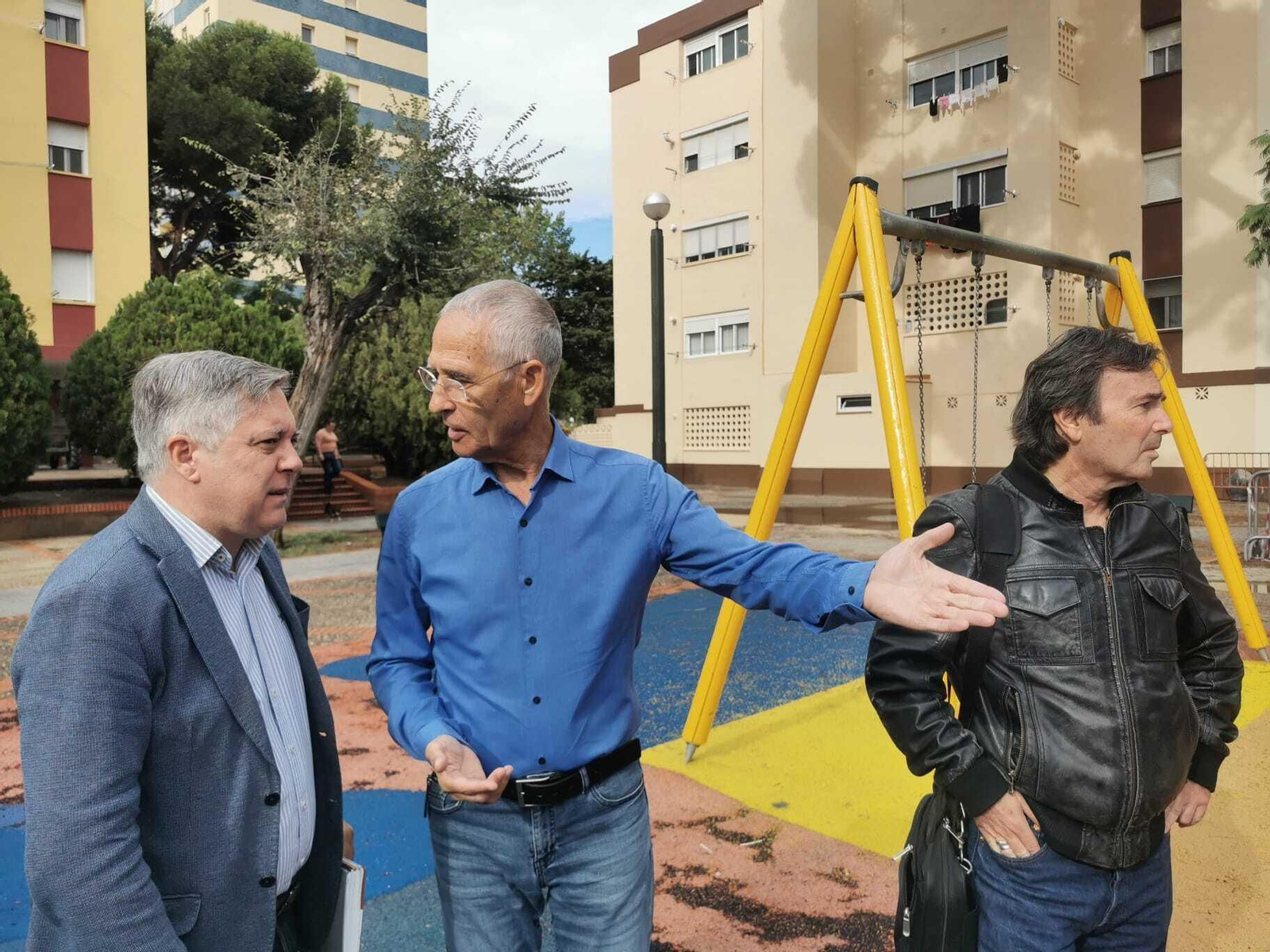 Óscar Torres, junto al presidente de la AVV Los Corrales,  Ángel Ocaña, y su compañero Gonzalo Pando.