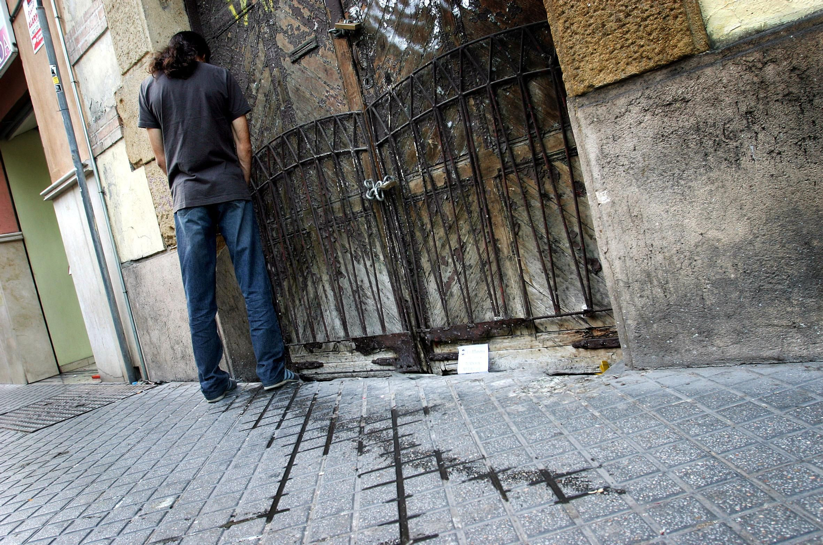 Un joven orina en una céntrica calle.