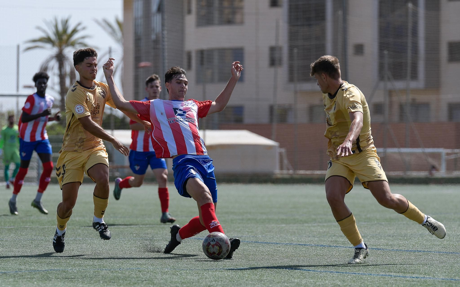 Un jugador del conjunto rojiblanco mete la pierna para cortar un pase en el encuentro frente a los malagueños.