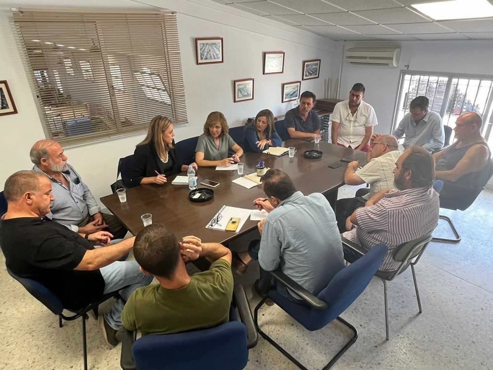 Las parlamentarias autonómicas del PSOE Irene García y Ana Romero, reunidas este jueves con representantes del sector de la flor cortada en Chipiona.