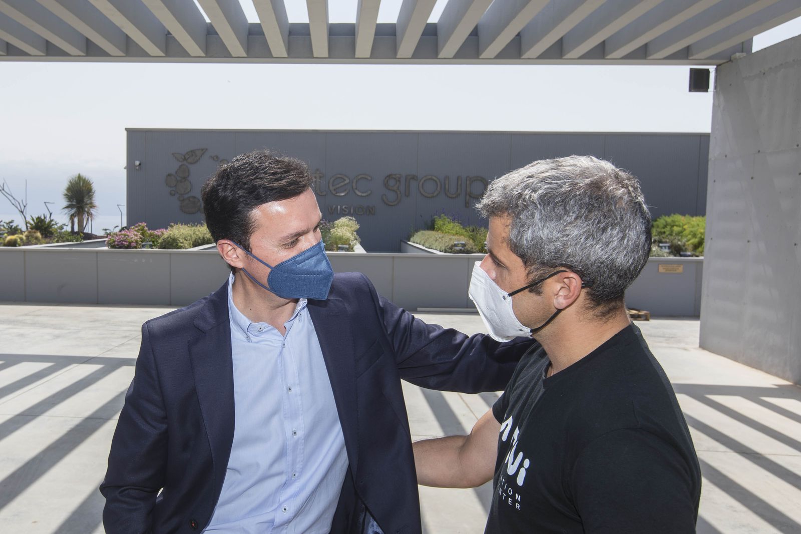 El presidente de la Diputación, Javier A. García, y el CEO de Kimitec, Félix García, durante la visita a la empresa.