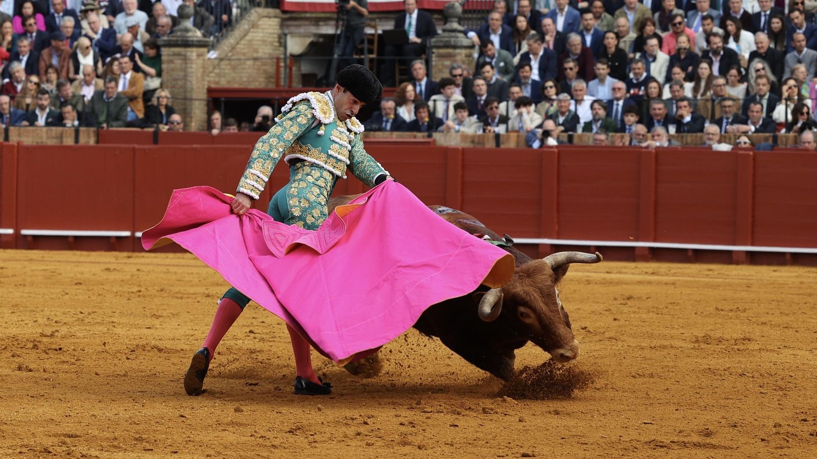 Alejandro Talavante remata una serie de lances por tafalleras a ‘Tristón’, segundo toro de la tarde.