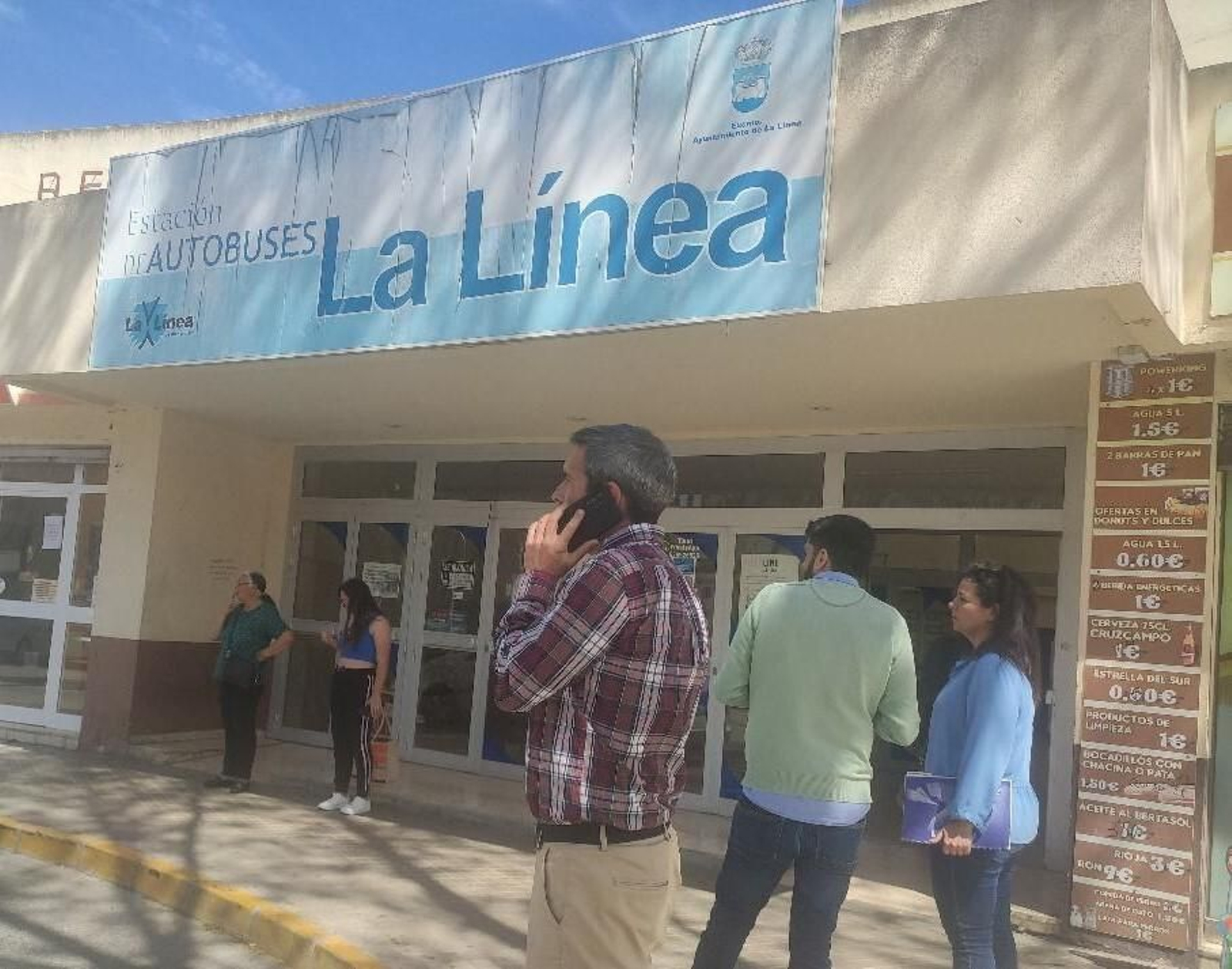 La visita de los responsables municipales a la estación de autobuses. La visita de los responsables municipales a la estación de autobuses.
