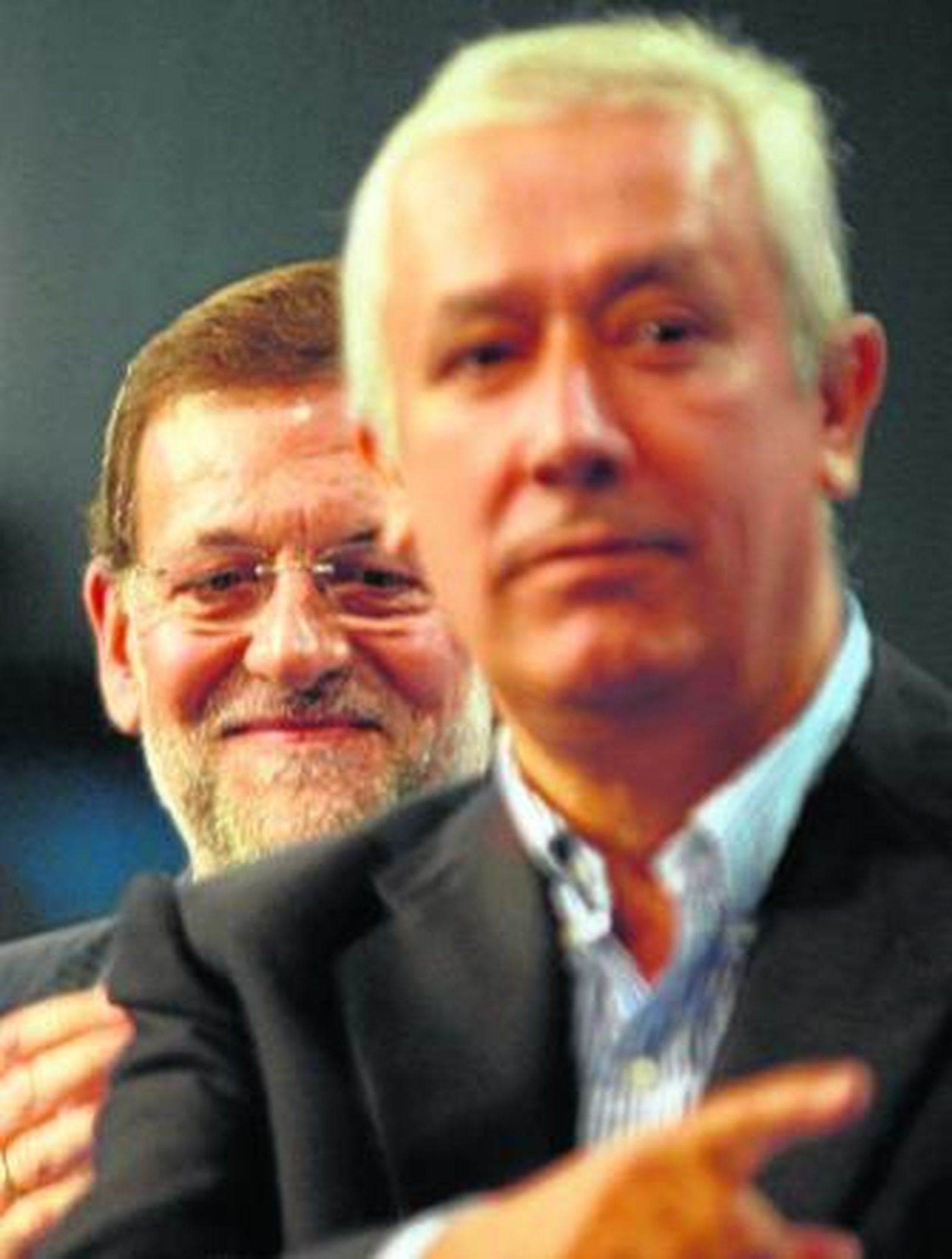 Javier Arenas, tras su intervención ayer, observado por Mariano Rajoy.