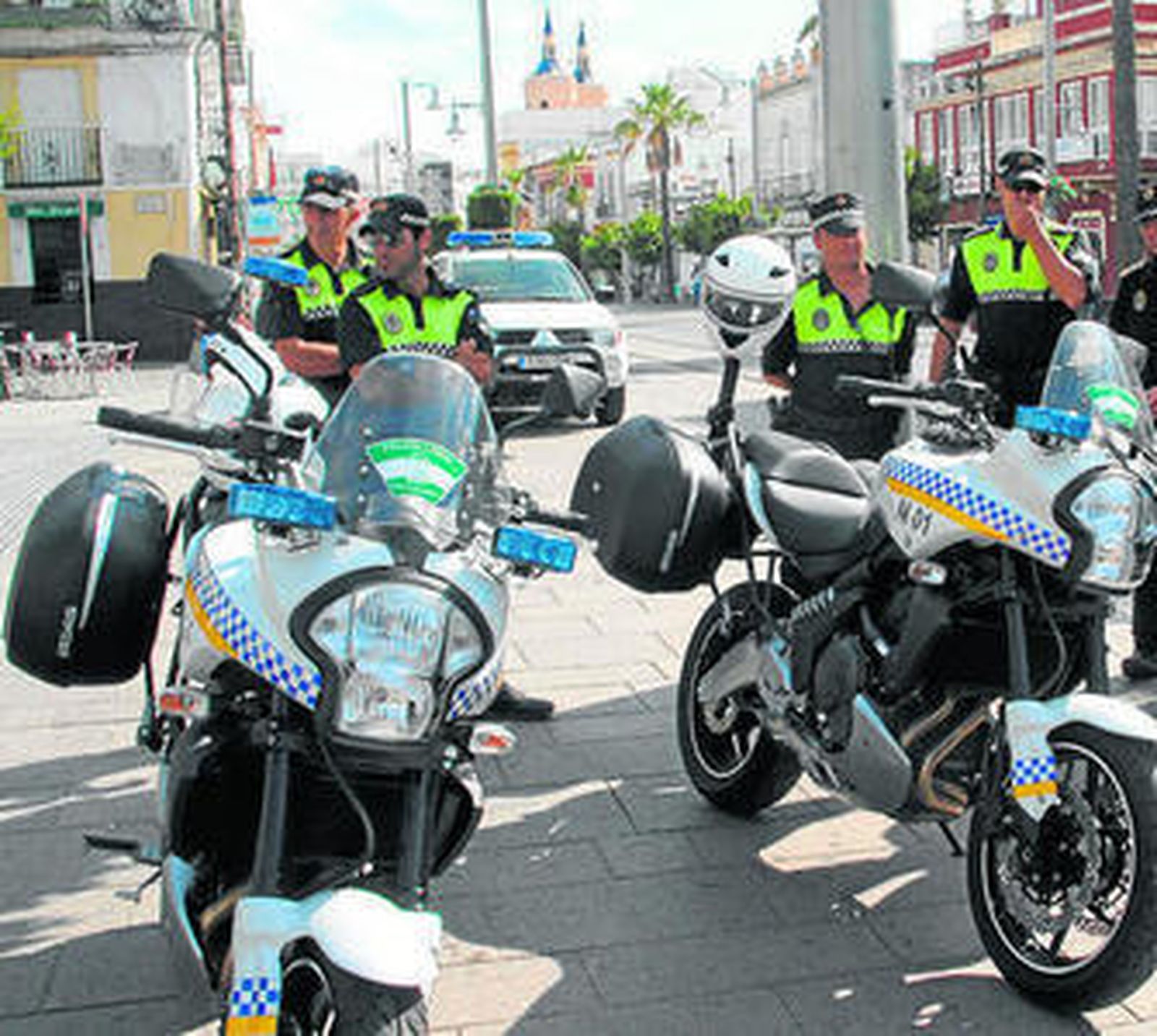 Agentes de la Policía Local, de servicio en la plaza del Rey.