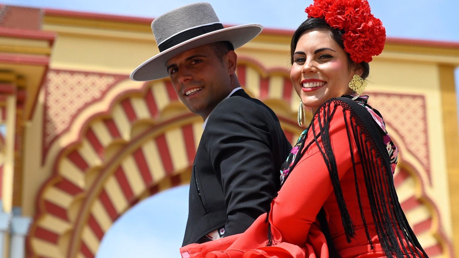Dos caballistas ante la portada de la Feria de Córdoba