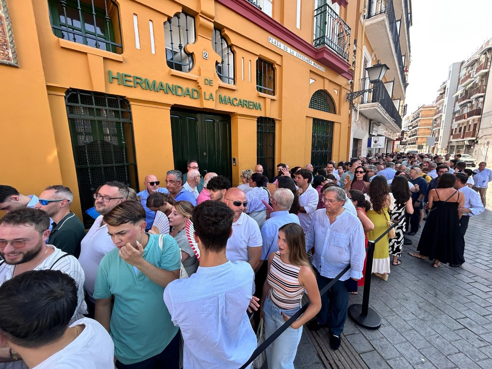 Los hermanos aguardando en la cola para entrar al cabildo.
