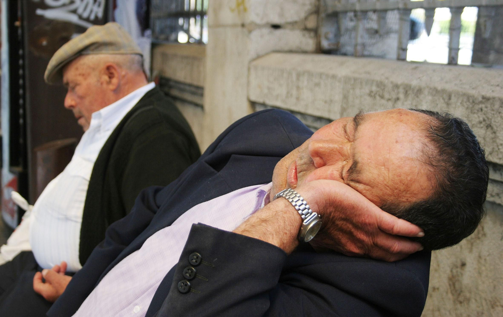 Hombre, no hay que ser tan apretados, esperemos que el príncipe besucón nos deje dar por lo menos una cabezadita.