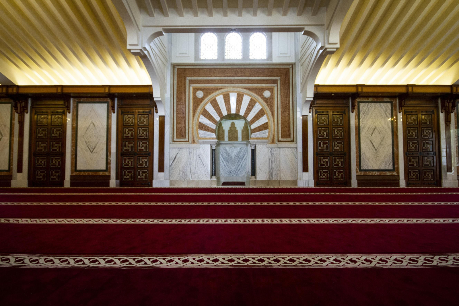 Fotos: la Mezquita Mayor de Granada, vacía por el confinamiento durante el Ramadán