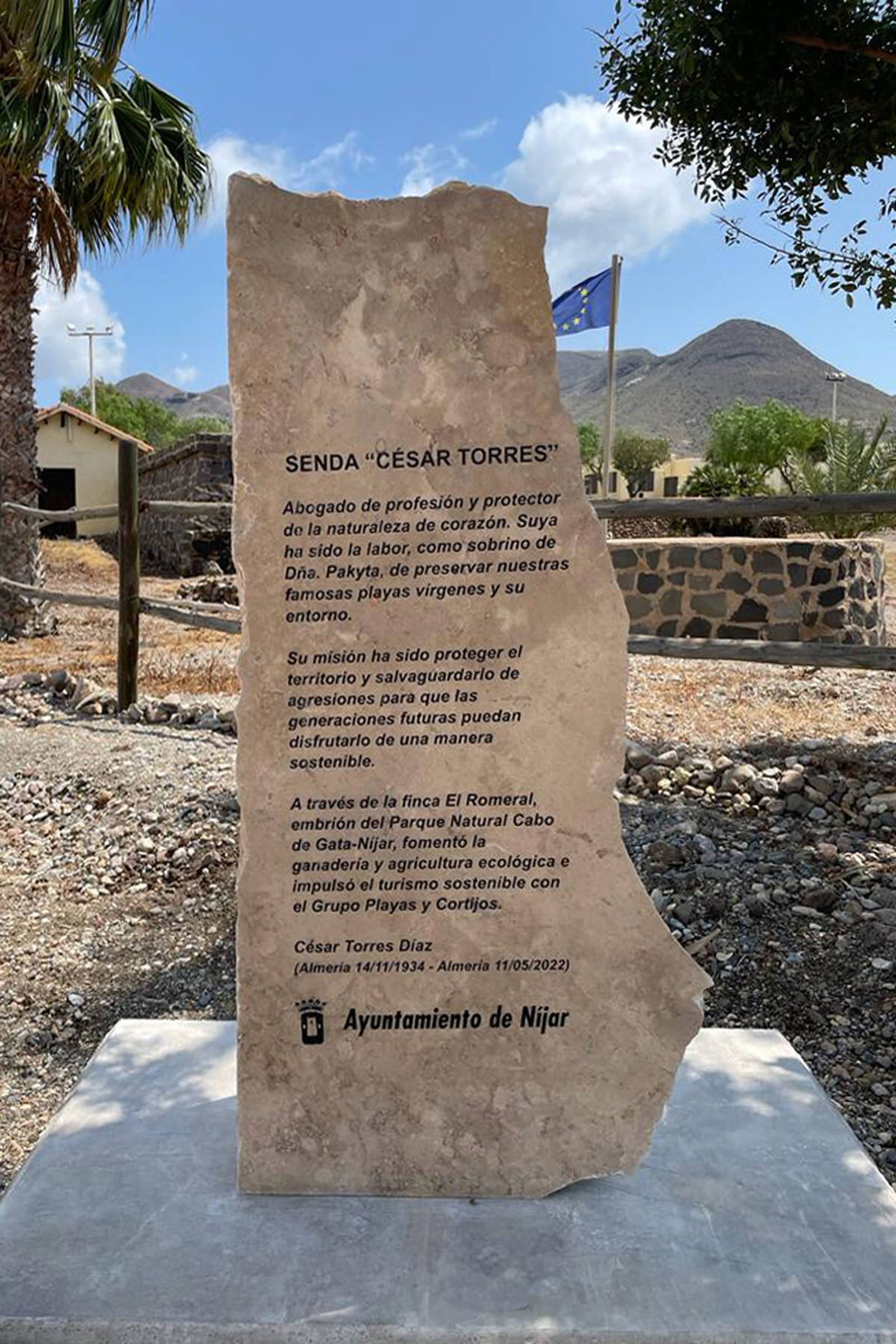 Monolito de dedicatoria del camino entre San José- Boca de Los Frailes a César Torres Díaz