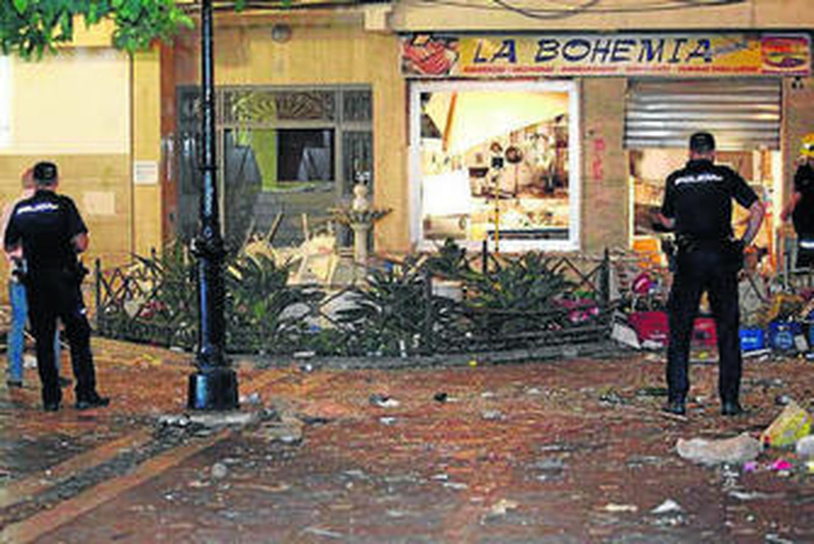 Varios agentes, a las puertas del establecimiento tras su explosión.