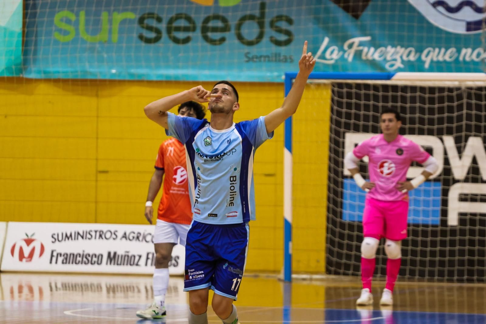 El celeste Pope celebra uno de sus tantos frente a los maños en el encuentro ante Entrerríos Zaragoza de este sábado.