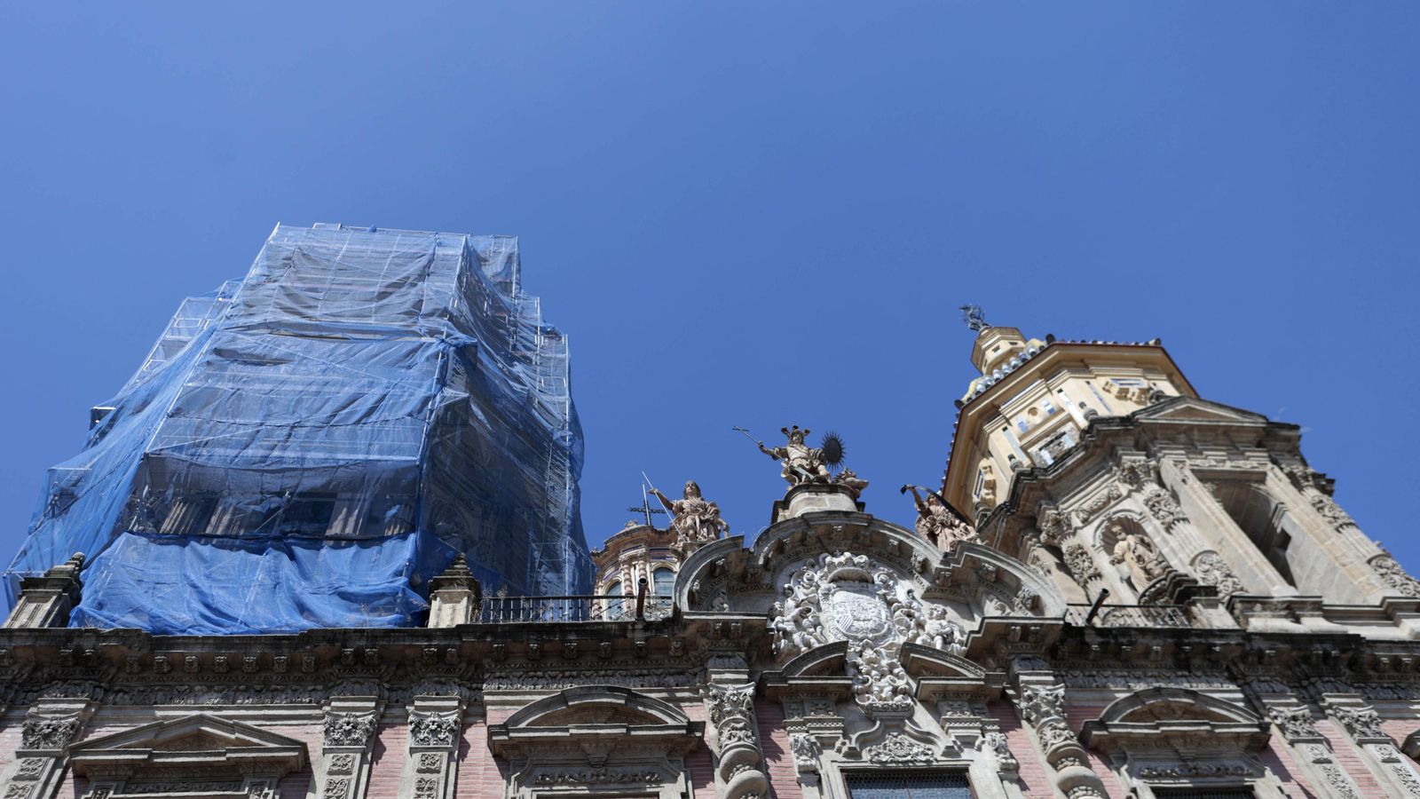 La torre sur cubierta de andamios.