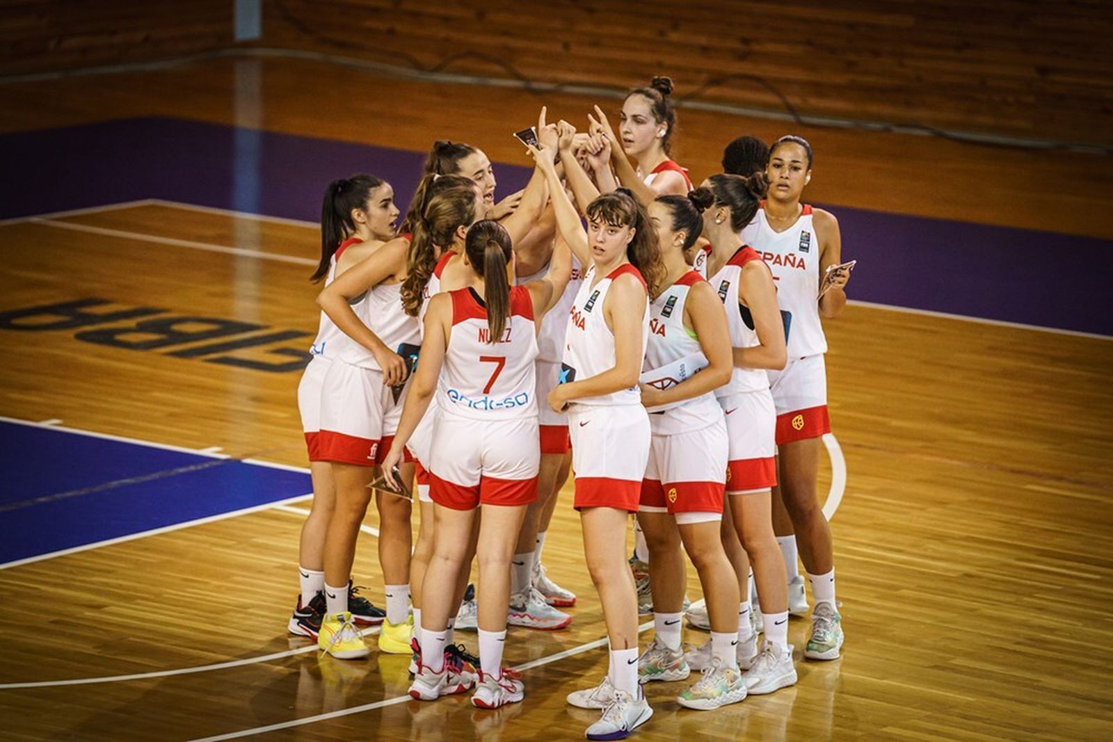 Las jugadoras de España hacen piña.