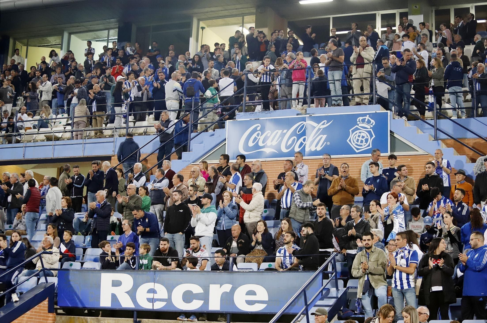 Afición del recreativo en las gradas del Nuevo Colombino