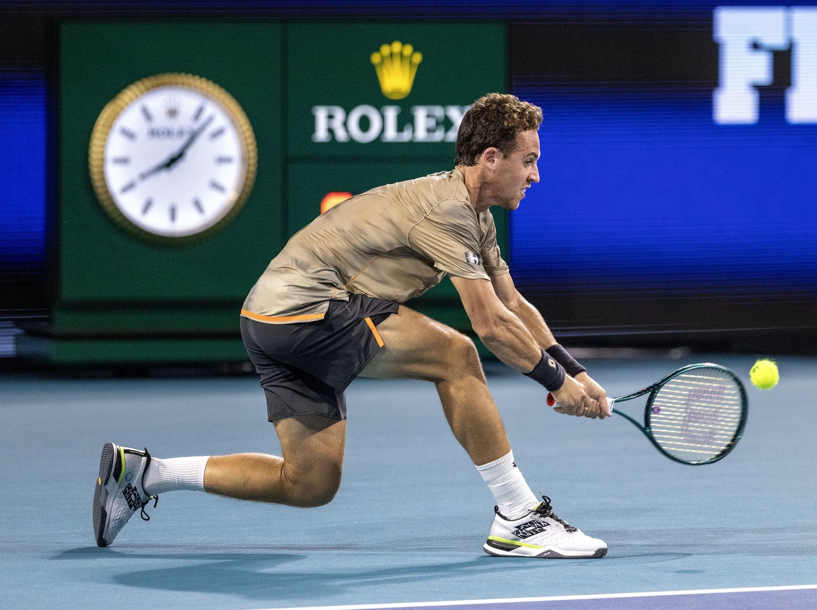 Roberto Carballés golpea de revés en el torneo de Miami.