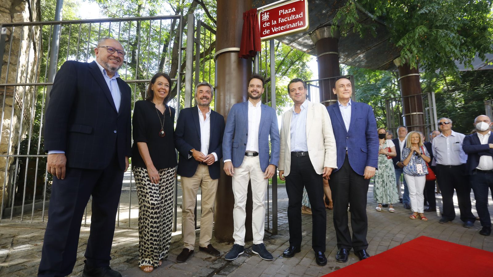 Las autoridades, durante la inauguración de la plaza.