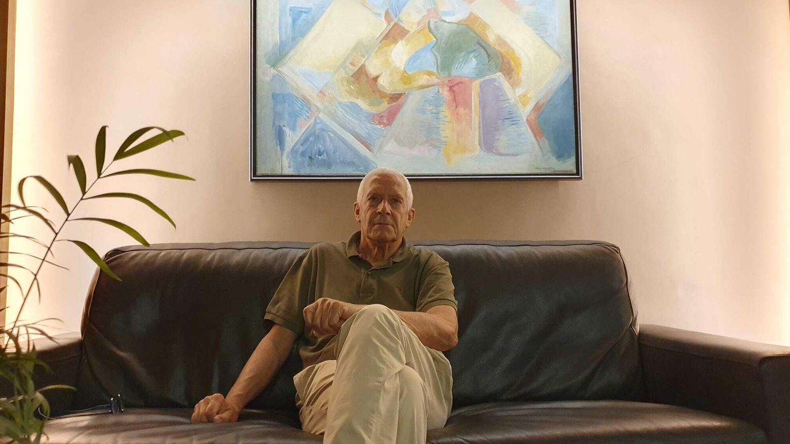 Antonio Zanini posa sentado en un sofá junto a un cuadro en la recepción del hotel en el que se alojó en Almería.