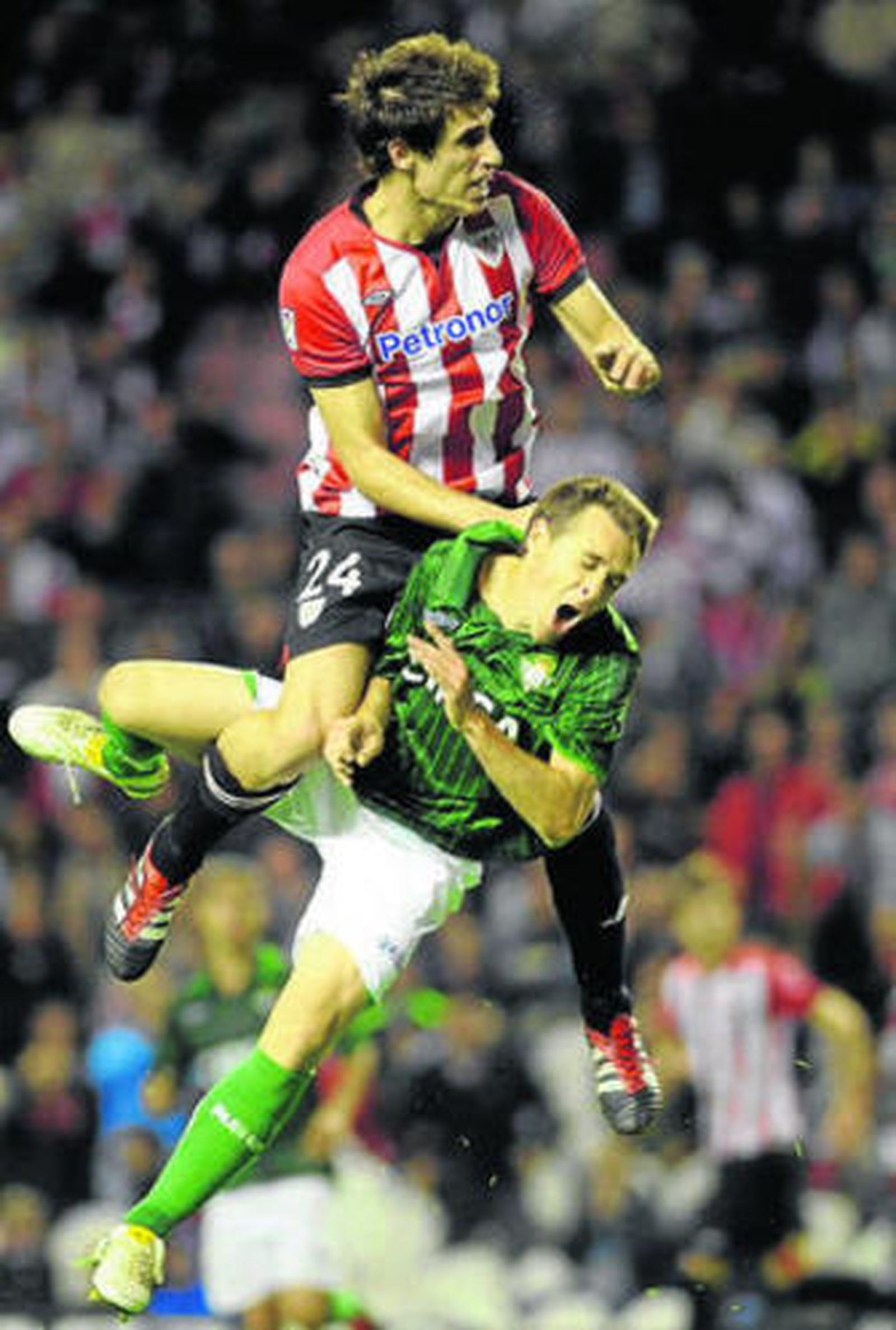 Javi Martínez salta por encima de Nacho.