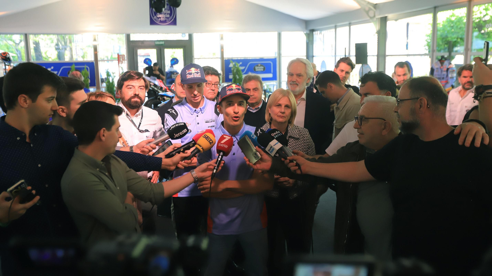 Marc y Alex Márquez inauguran 'Garage 93' en Jerez