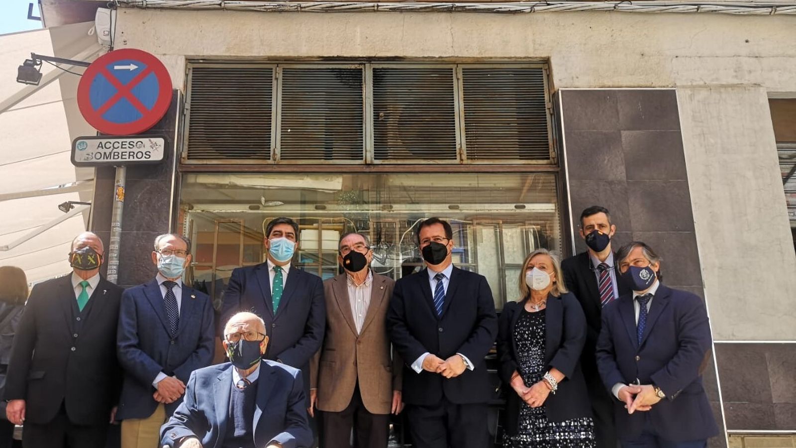 Juan Chincoa, con el delegado Juan Carlos Cabrera, familiares, amigos y hermanos mayores tras descubrirse la placa en su honor.
