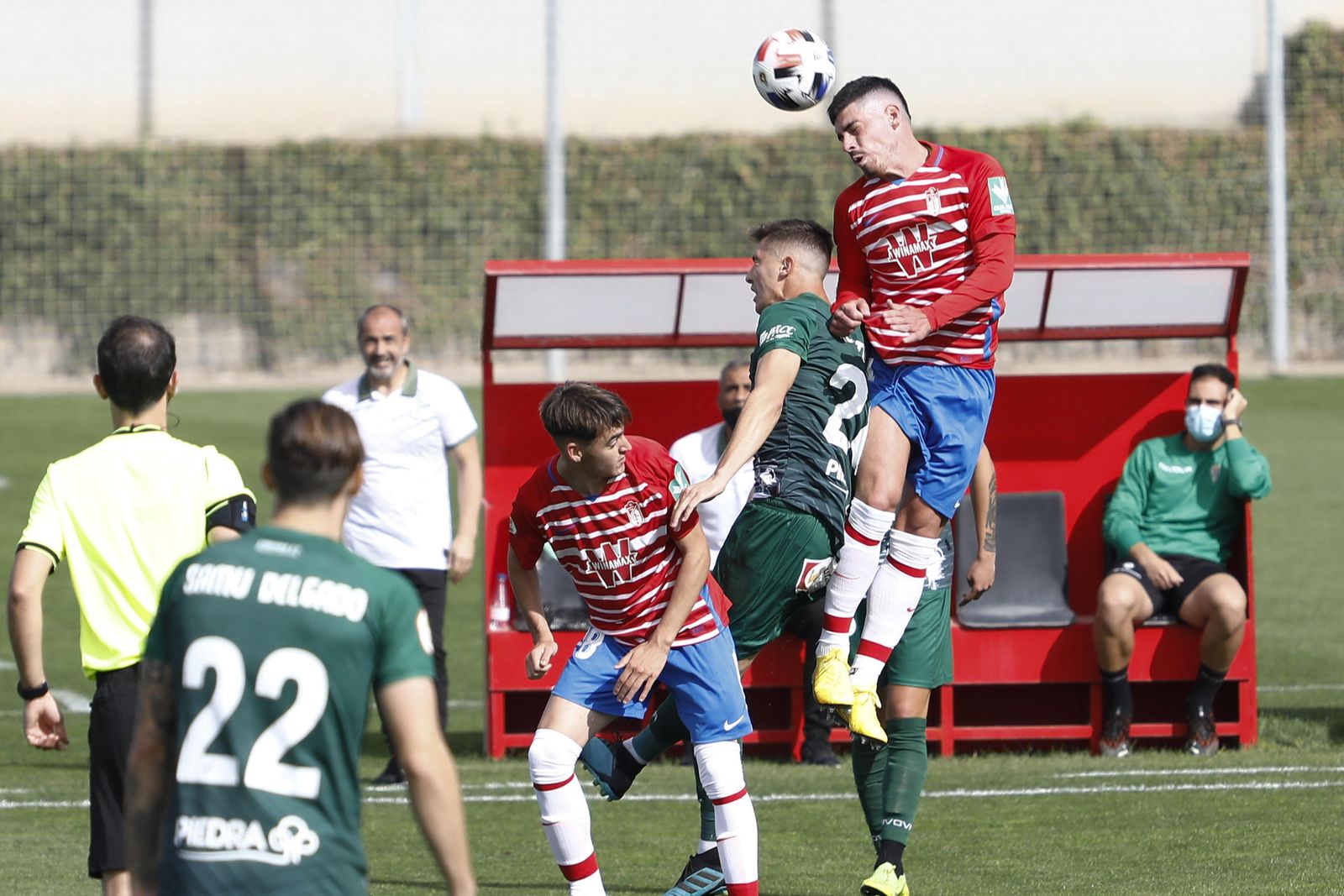 Montoro se impone por alto a un jugador del Córdobo en el duelo de la pasada jornada.