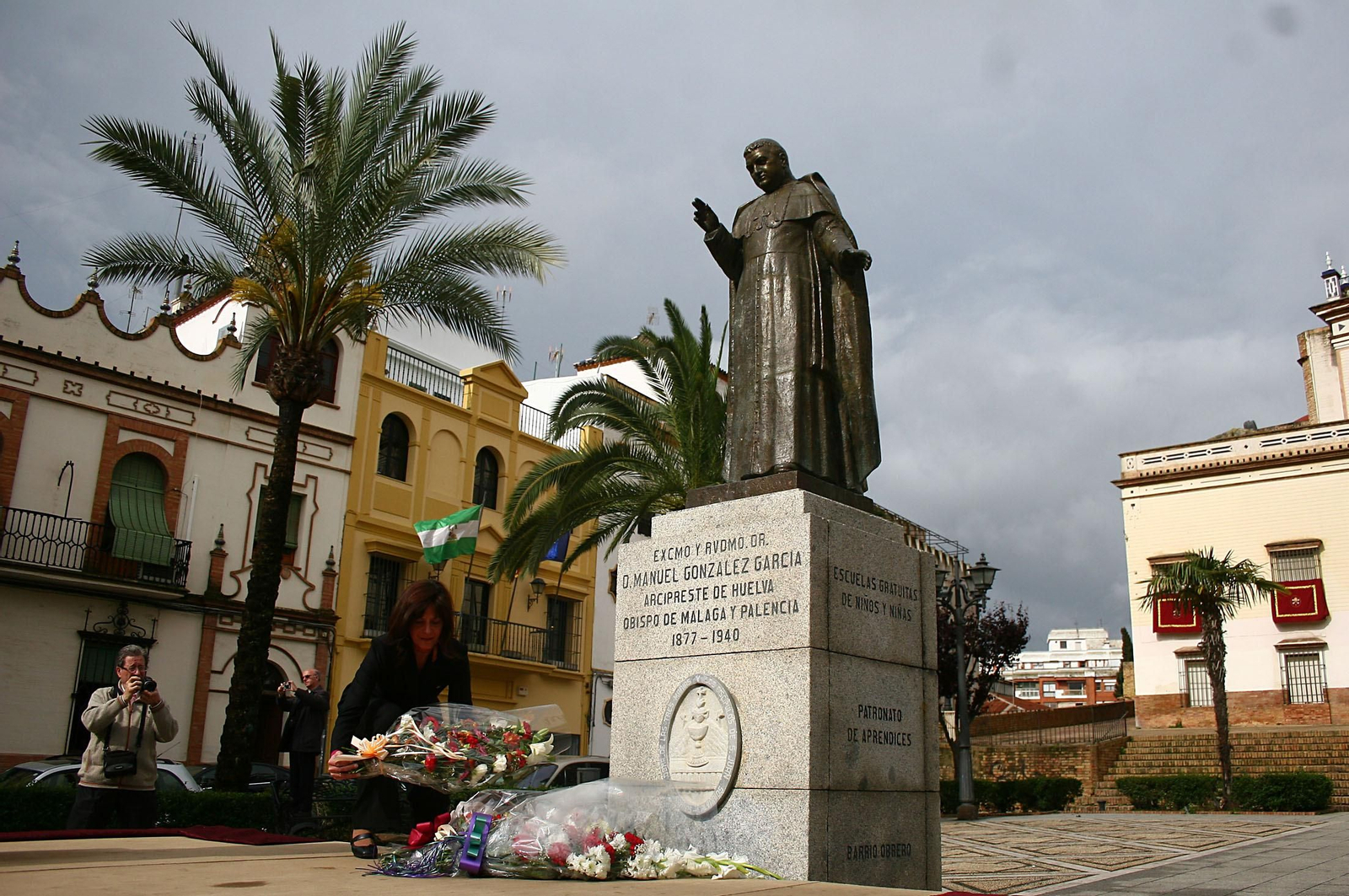 Monumento a san Manuel González en la plaza de San Pedro de Huelva.