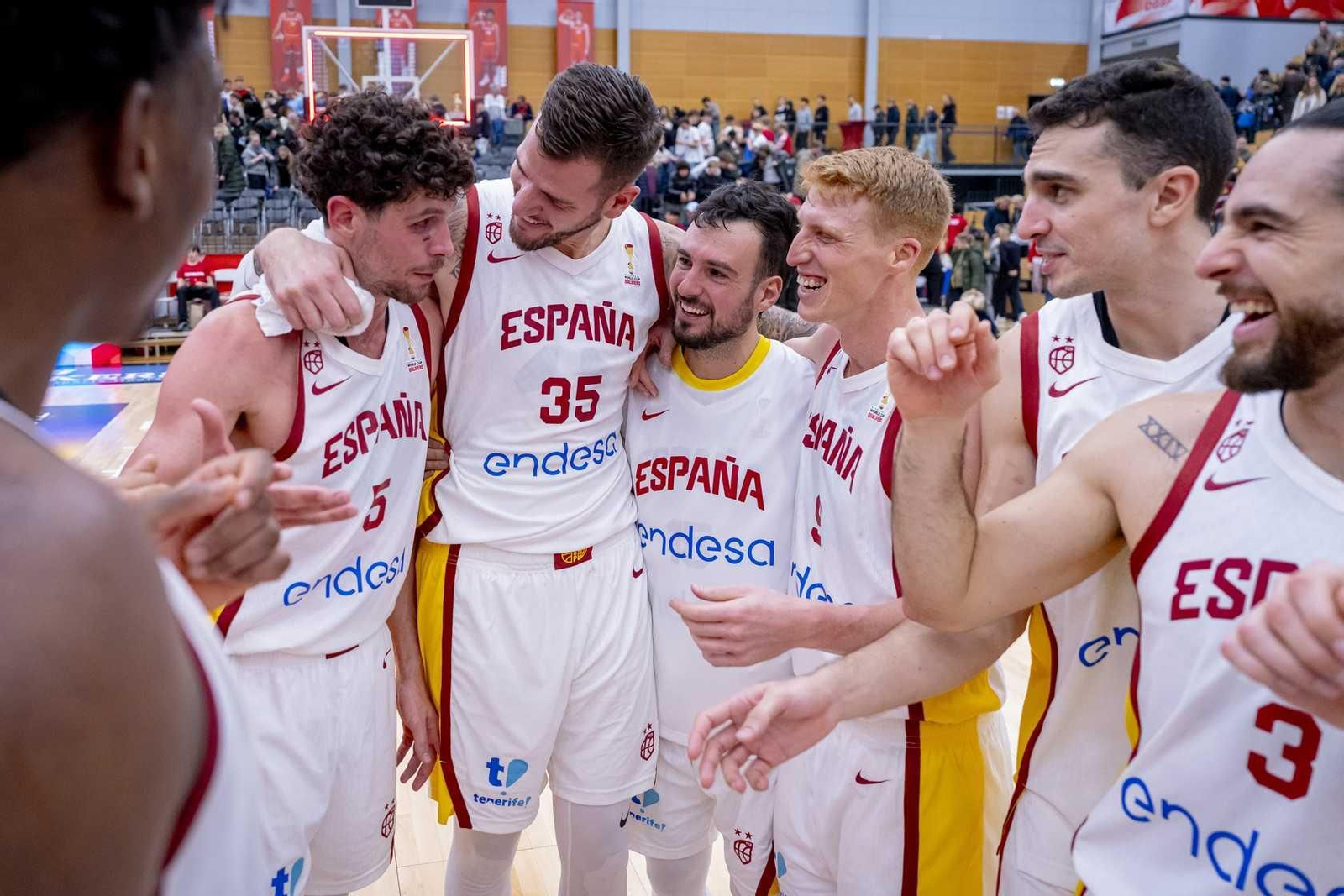 Cómodo inicio de la España de Chus Mateo con un buen Alberto Díaz