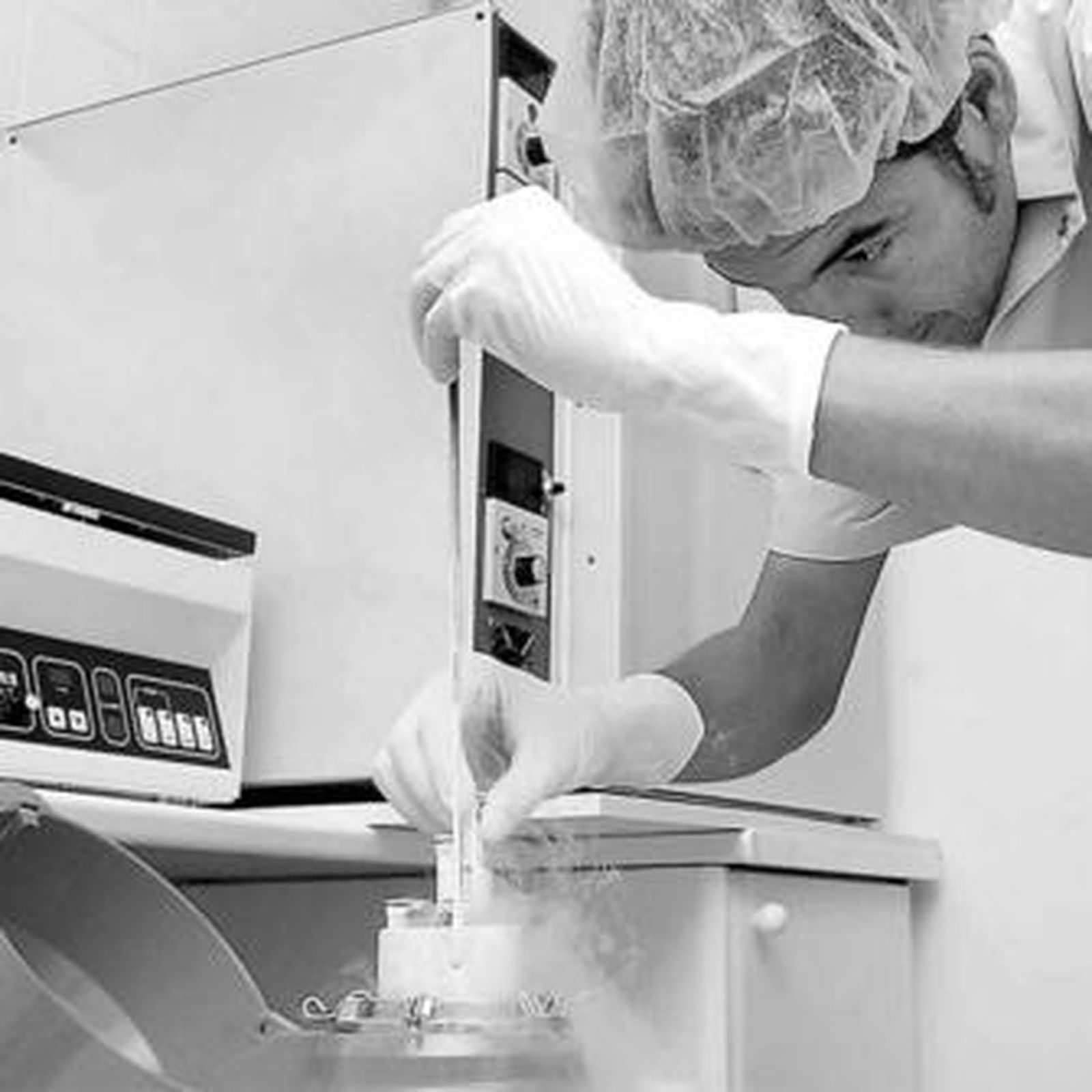 Un especialista prepara en el laboratorio una muestra para la inseminación de una paciente.