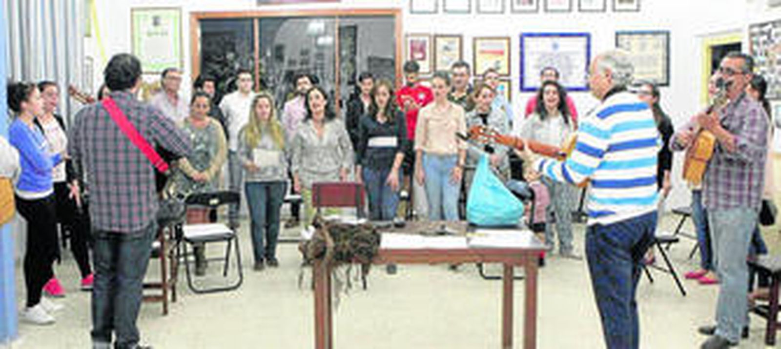 Integrantes del coro de la hermandad del Rocío de La Línea, en el ensayo de ayer en su casa hermandad.