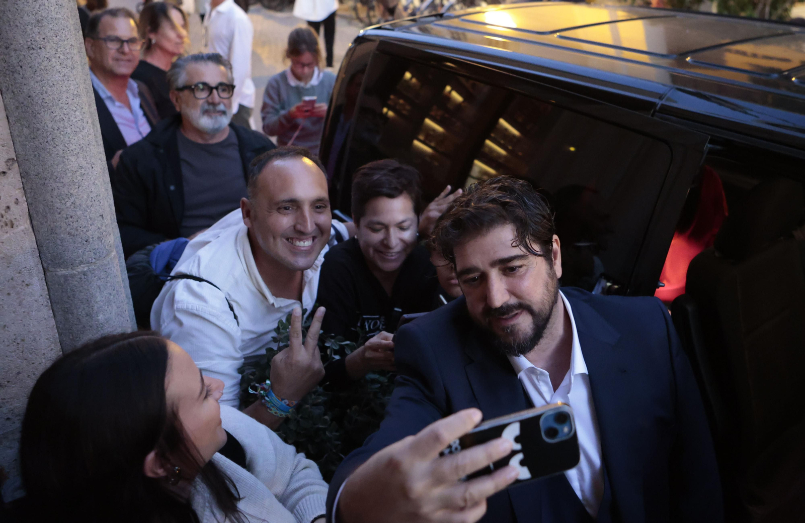 Grammys Latinos en Sevilla, la espera en la puerta de los hoteles