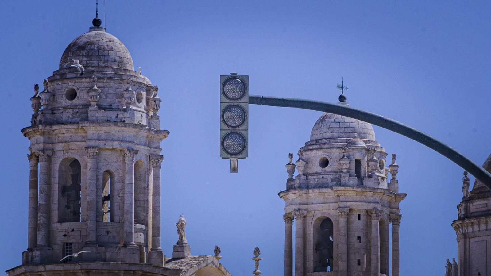 Las imágenes del apagón general en Cádiz: caos en el tráfico