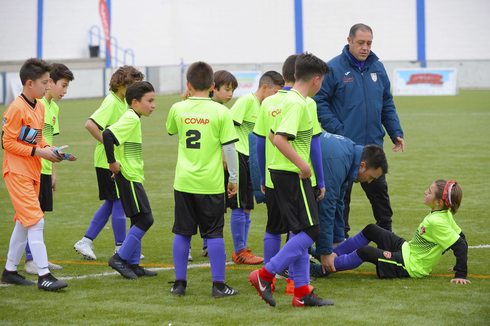 Un joven es atendido tras sufrir una lesión durante un partido de la Copa Covap.