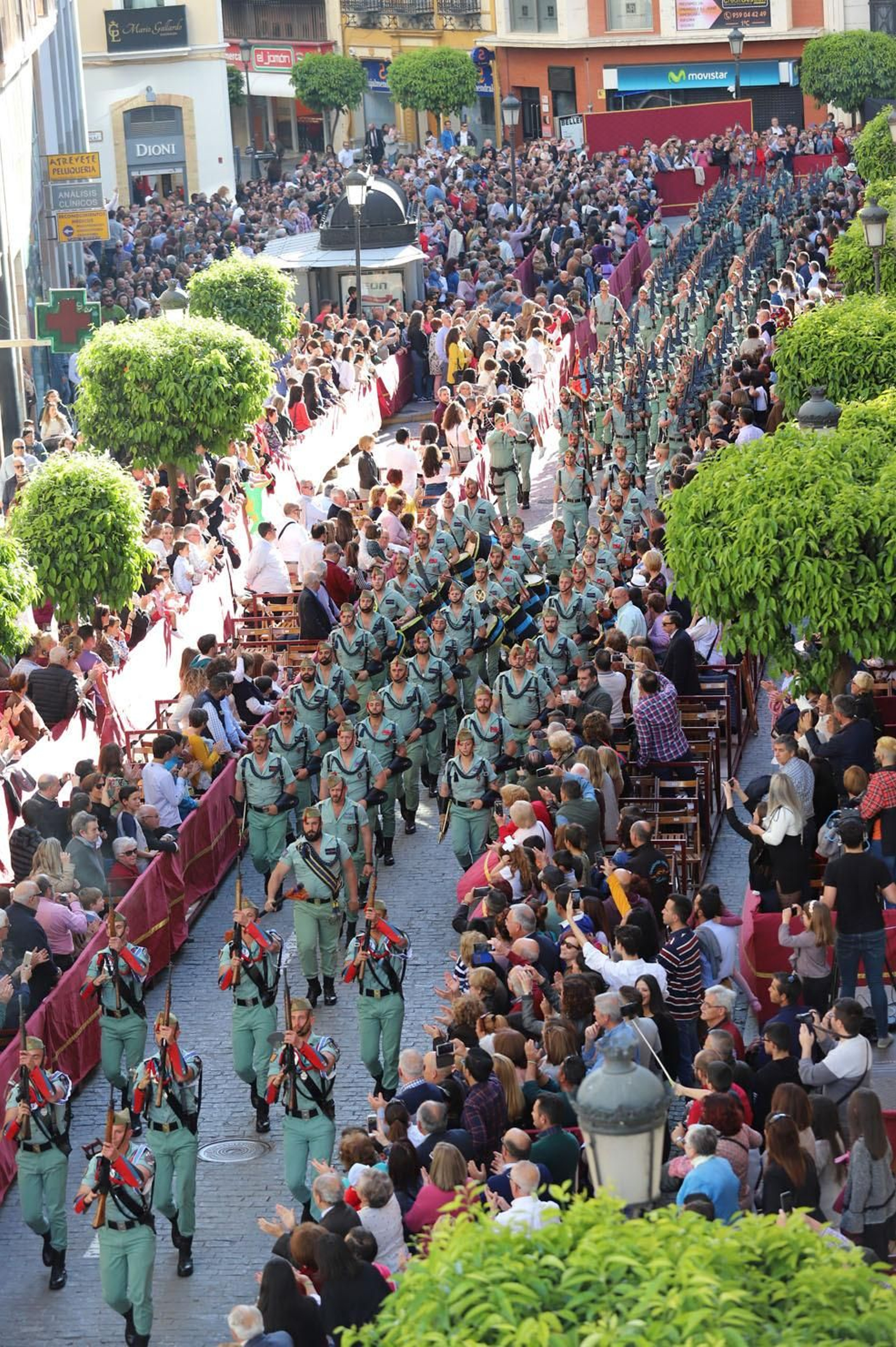 Procesión del Cristo de la Vera Cruz, escoltado por la Legión en las calles de Huelva